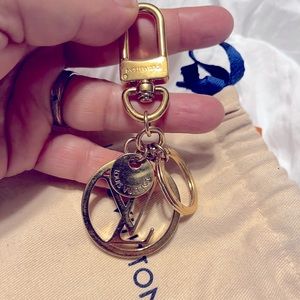 LV circle bag charm & key holder perfection condición with box and dust bag